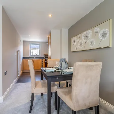 Dewsbury Court Semesterbostad *